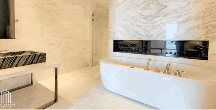 ザ・レジデンス・アット・マンダリン・オリエンタル・バンコクのリビングルームバスルーム